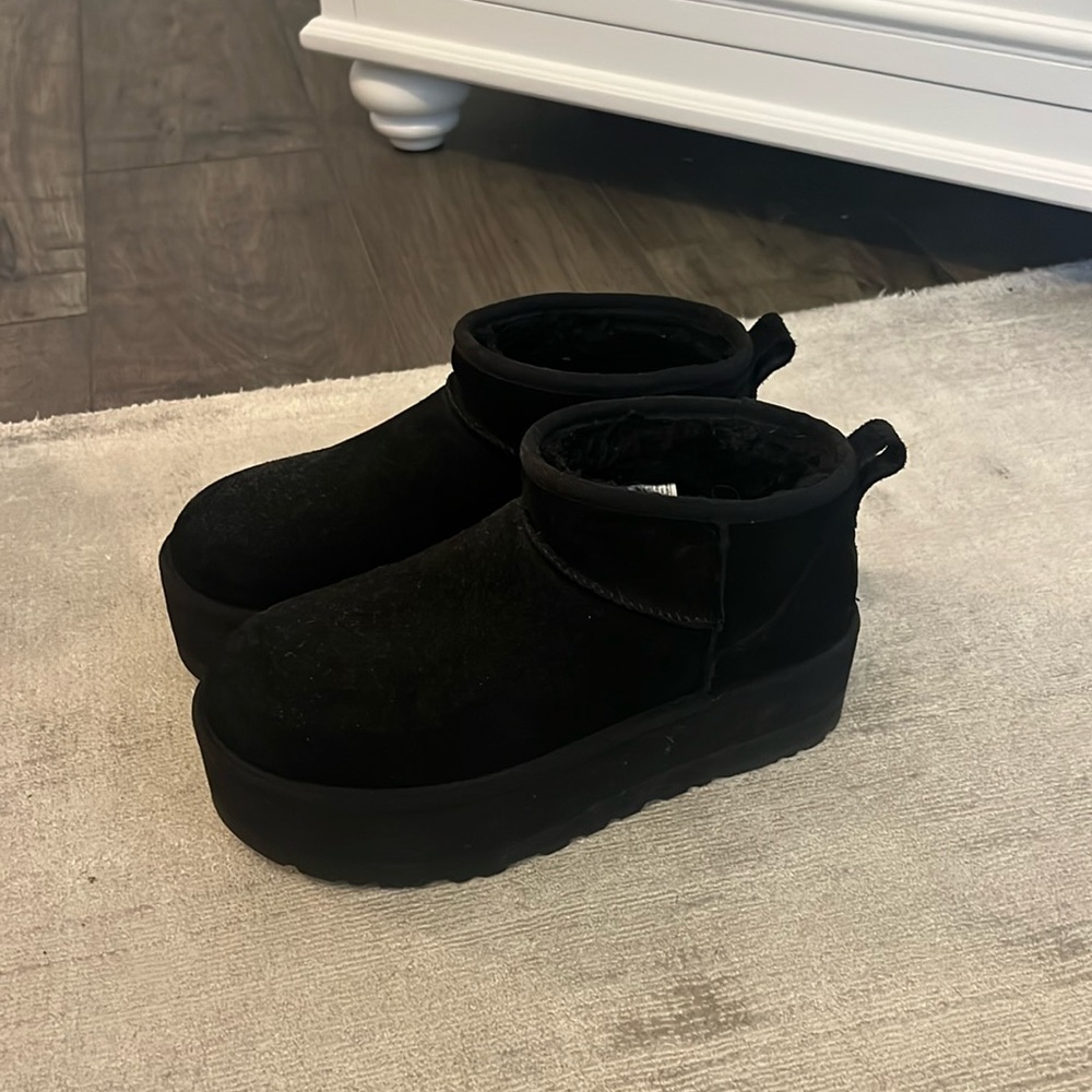 Ugg ultra mini platform in black size 8 worn twice